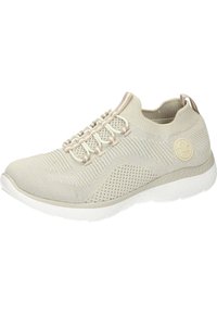 Baskets de sport beiges avec une tige en tricot texturé, des lacets élastiques et une semelle en caoutchouc blanche ; comprend un logo circulaire sur le côté.