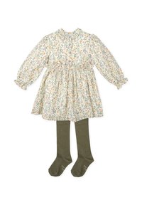Vestido floral en crema con patrones en naranja y púrpura, con cintura fruncida y mangas largas abullonadas, combinado con medias en color verde oliva.
