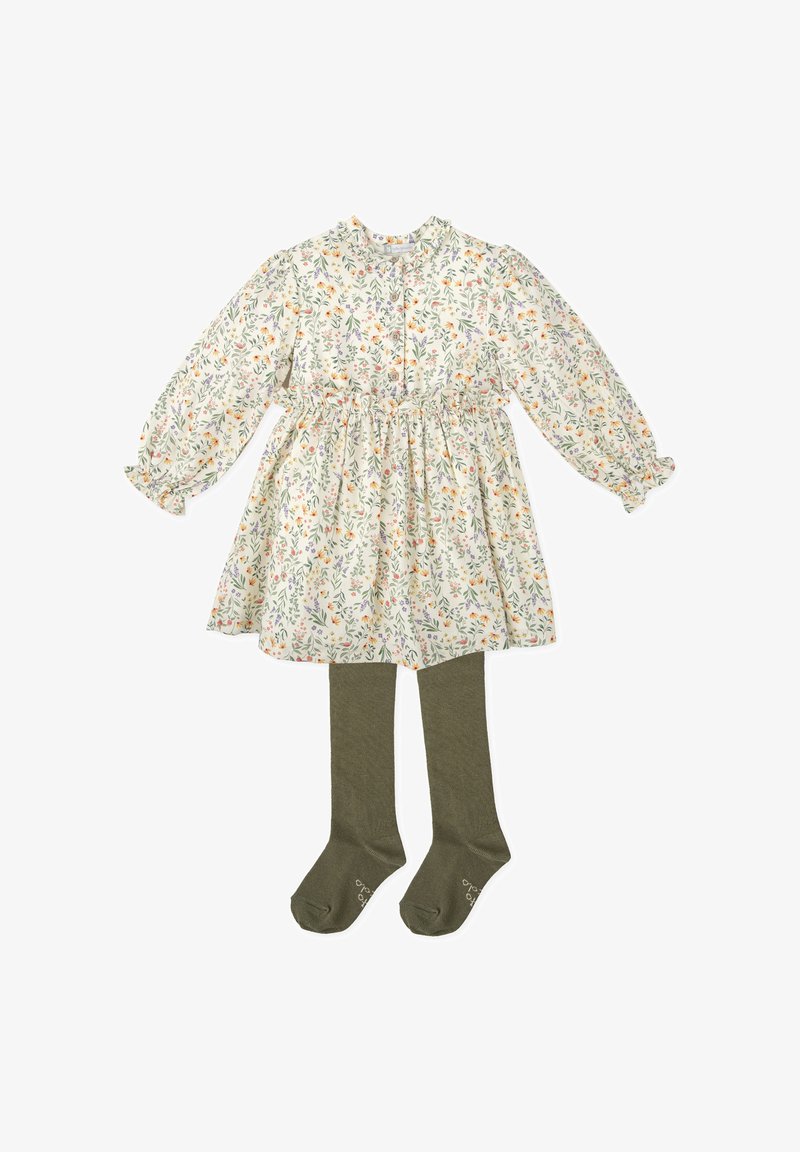 Vestido floral en crema con patrones en naranja y púrpura, con cintura fruncida y mangas largas abullonadas, combinado con medias en color verde oliva.