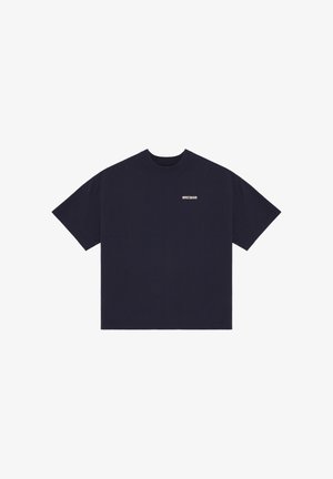 Schwarzes, übergroßes Kurzarm-T-Shirt mit "WRSTBHVR" Schriftzug auf der oberen linken Brust, Rundhalsausschnitt und schlichtem Design.