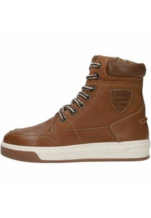 Braune Leder-Hochschnitt-Sneaker mit weißer Gummisohle, strukturiertem Finish, kontrastierenden beigen Nähten und eingestanztem Logo. Schwarz-weiße Schnürsenkel.