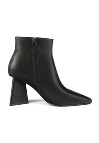 Bottine en cuir noir avec bout pointu, talon bloc haut et fermeture éclair latérale.
