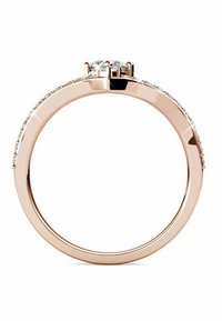 Roségouden ring met een centrale ronde steen, omringd door kleinere stenen op de band, met een gepolijste afwerking en gladde randen.