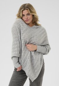 Hellgrauer gestrickter Pullover mit lockerer Passform, der ein strukturiertes Rautenmuster und weite Ärmel aufweist, abgerundet mit gerippten Bündchen.