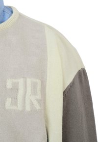 Maglione lavorato a maglia caratterizzato da un mix di pannelli beige, crema e grigio scuro, con un logo testurizzato "3R" sul davanti in un colore chiaro a contrasto.