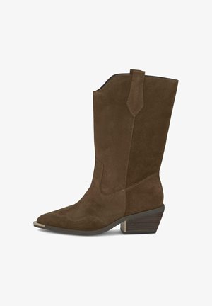 Brązowy zamszowy kowbojski but z wydłużonym czubkiem, zakrzywionym brzegiem górnym i niskim, warstwowym obcasem, zdobiony detalami w postaci haftu oraz kontrastującą metalową osłoną czubka.