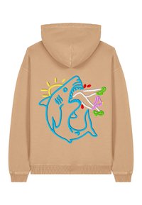 Felpa beige con cappuccio e design di uno squalo ricamato blu, con accenti colorati di rosso, verde e giallo, sulla schiena.