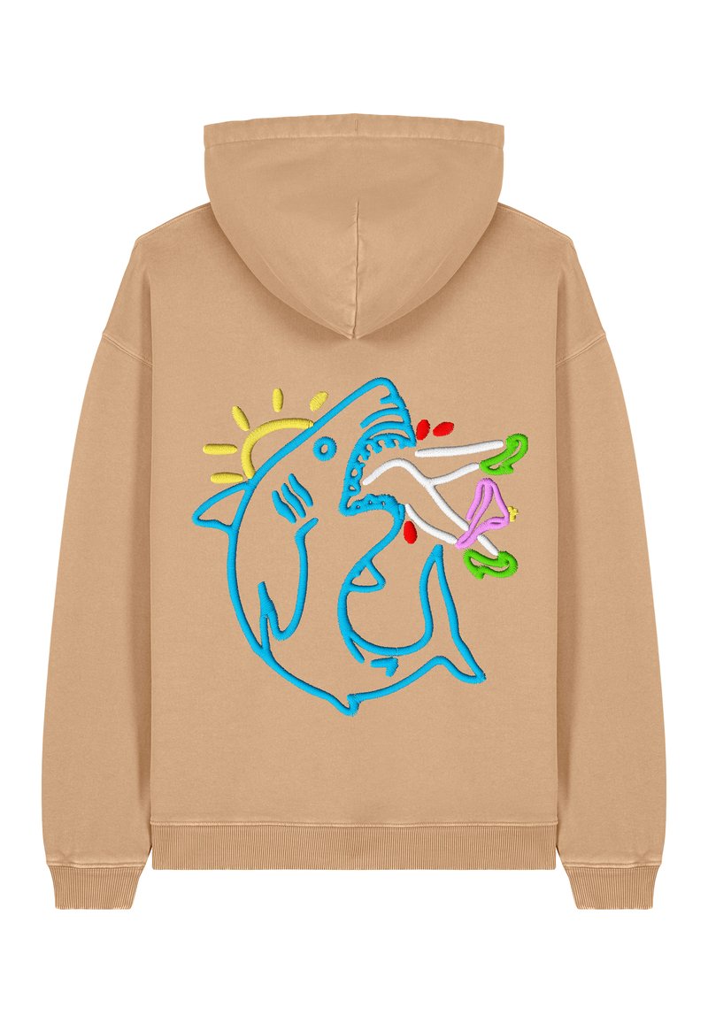 Felpa beige con cappuccio e design di uno squalo ricamato blu, con accenti colorati di rosso, verde e giallo, sulla schiena.