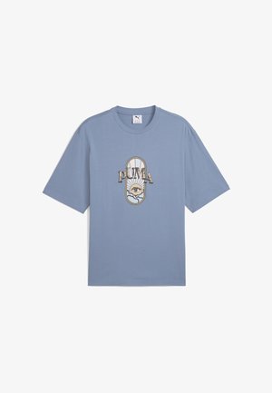 Lichtblauw katoenen T-shirt met korte mouwen, met een centrale bedrukking met het woord "PUMA" en een ooggrafiek.