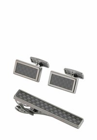 Sølvfarvede manchetknapper og slipsenål sæt med et rektangulært design, der har en struktureret indlæg af sort carbonfiber. Glatte, polerede kanter.