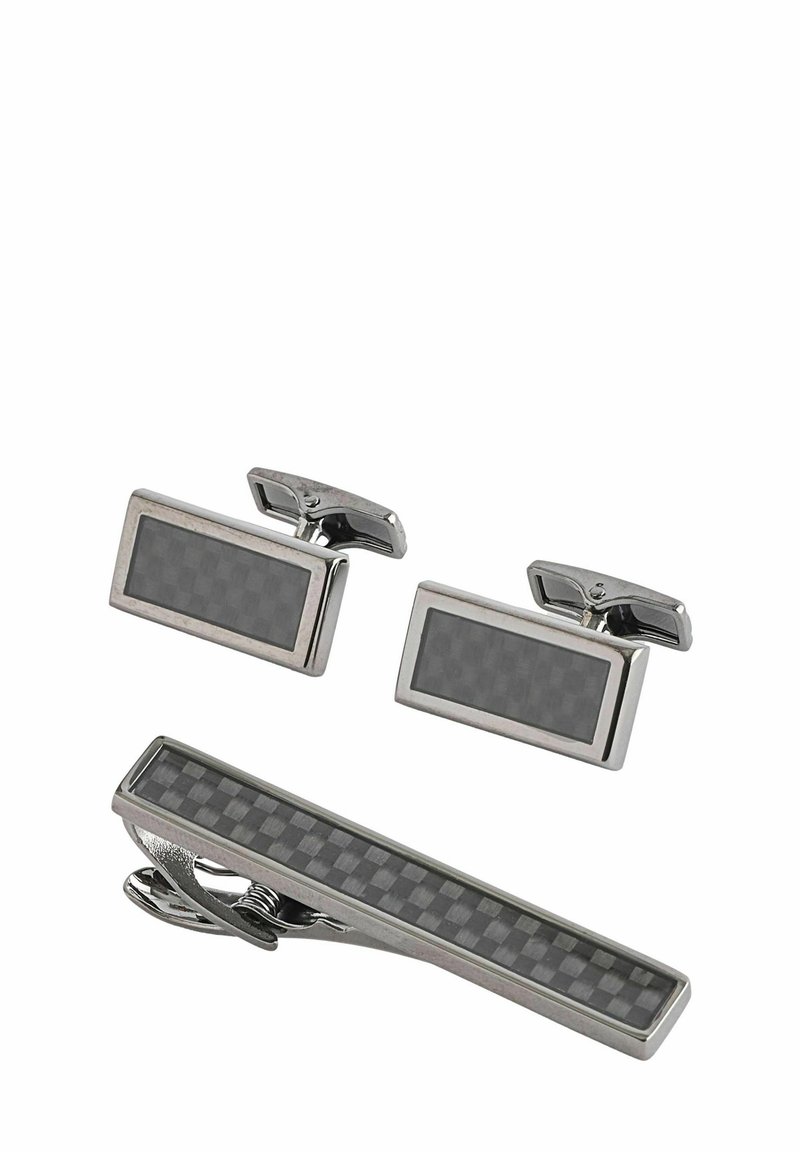 Sølvfarvede manchetknapper og slipsenål sæt med et rektangulært design, der har en struktureret indlæg af sort carbonfiber. Glatte, polerede kanter.