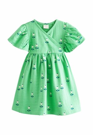 Robe verte pour tout-petit avec manches courtes bouffantes, devant croisé et motif floral blanc avec des feuilles bleues.