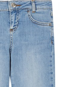 Jeans in denim azzurro chiaro con una texture liscia. Presentano una tasca frontale, cuciture visibili e una chiusura con bottone metallico in vita.