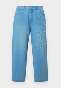 Svetlomodré riflové nohavice s vysokým pásom, rovnými nohavicami, prednými vreckami a zvýraznenou trhanou geometrickou ozdobou na pravej oblasti stehna.