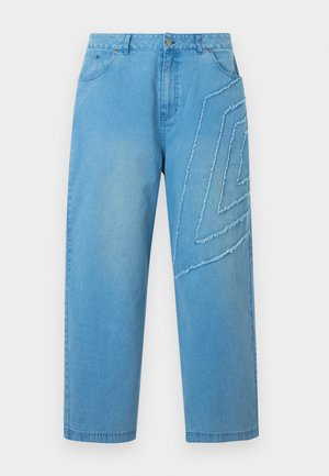 Jean en denim bleu clair avec une taille haute, des jambes droites, des poches avant et une garniture géométrique effilochée surélevée au niveau de la cuisse droite.
