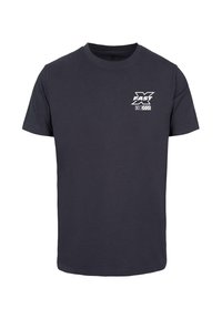 Mørkeblå bomulds-t-shirt med korte ærmer, rund halsudskæring og et hvidt grafisk motiv med teksten "FAST" på venstre brystområde.