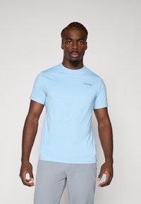 Hellblaues Kurzarm-T-Shirt aus weichem Stoff mit rundem Hals und kleinem schwarzen "Calvin Klein"-Logo auf der Brust.