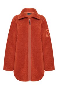 Orange fleecejacka med dragkedja fram, hög krage och texturerad tyg. Har en svart dragkedja och en geometrisk logotyp på ärmen.