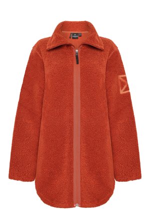 Oranje fleece jack met een rits aan de voorkant, hoge kraag en textuurstof. Heeft een zwarte rits en een geometrisch logo op de mouw.