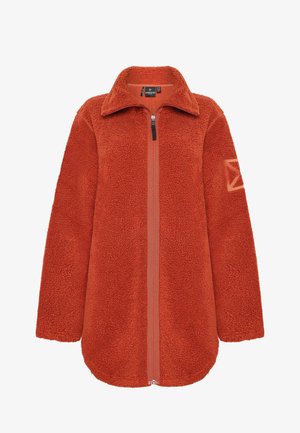 Orange Fleecejacke mit einem Reißverschluss vorne, hohem Kragen und strukturiertem Stoff. Mit einem schwarzen Reißverschluss und einem geometrischen Logo auf dem Ärmel.