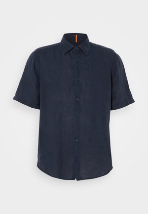 Krátký rukáv košile z tmavě námořnického lnu, s předním zapínáním na knoflíky, špičatým límečkem a jemným oranžovým akcentem na výstřihu. Měkká textura a ležérní střih.