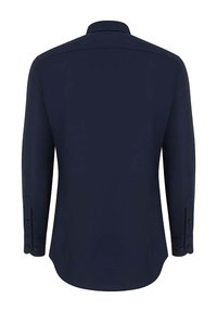 Granatowa koszula z długim rękawem, z klasycznym kołnierzykiem, gładką fakturą oraz mankietami na guziki. Prosty dół z delikatnym łukiem z tyłu.