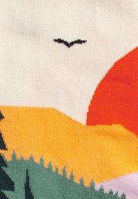 Strickstoff mit einer stilisierten Landschaft, die eine orangefarbene Sonne, gelbe Hügel, grüne Bäume und einen kleinen schwarzen Vogel vor einem hellen Hintergrund zeigt.