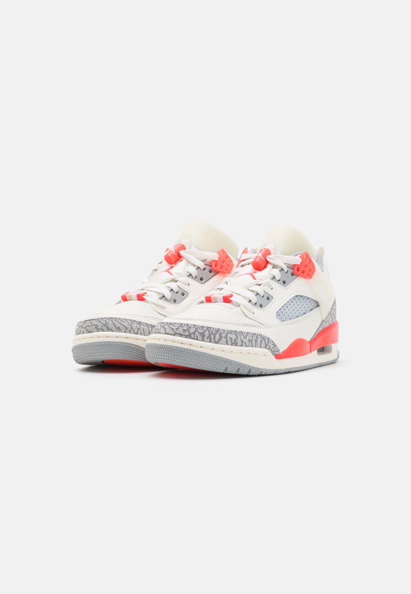 Weiße Sneakers mit grauen Akzenten, strukturiertem Zwischensohlenmaterial und leuchtend roten Details. Verfügt über Netzpaneele, Schnürsenkel und ein tiefes Design.