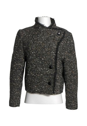 Chaqueta de lana gris oscuro texturizada con tres botones negros y bordes deshilachados en un busto de maniquí blanco.