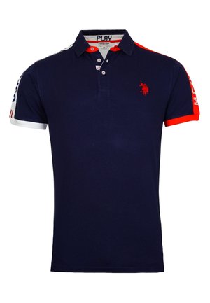 Marineblaues Polohemd mit roten und weißen Akzenten, rotem gesticktem Logo auf der Brust, geknöpftem Kragen und bedrucktem Text auf den Ärmeln.