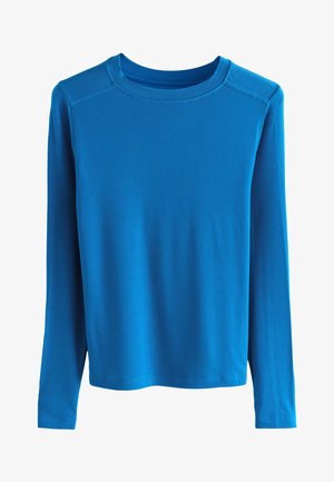 Długo rękawowy gładki niebieski sweter z okrągłym dekoltem i prostym dołem, wyeksponowany na białym tle.