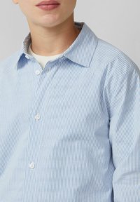 Lichtblauwe en witte gestreepte button-up shirt met een puntkraag, gekenmerkt door een gladde textuur en twee knopen aan de voorkant.