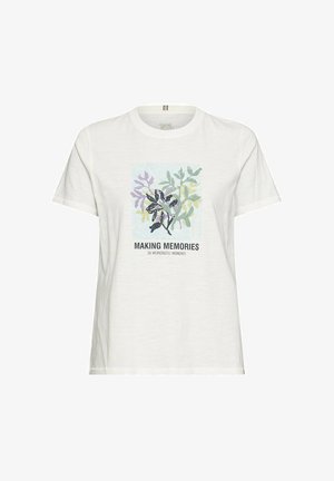 Hvid kortærmet T-shirt med pastel-farvet bladdesign og teksten "LAVER ERINDRINGER I MENINGFULDE ØJEBLIKKE" på fronten.