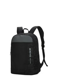 Zwarte rugzak van duurzaam materiaal, met een glad voorpaneel, een ritsvak en verstelbare, gewatteerde schouderbanden. Inclusief een zijvak van mesh.