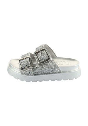 Sølvglitret slip-sandal med to justerbare remme med spænder og tyk sål til afslappet brug.