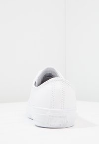 Weiße Low-Top-Sneaker aus glattem Leder mit gesteppten Akzenten. Verfügt über eine strukturierte Sohle und ein geprägtes "Converse All Star"-Logo auf der Rückseite.