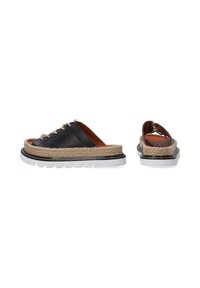 Černé kožené slip-on boty s jutu obalenou podrážkou, bílou gumovou vnější podešví a dekoračními detaily šněrování. Hladký povrch a pevný design.
