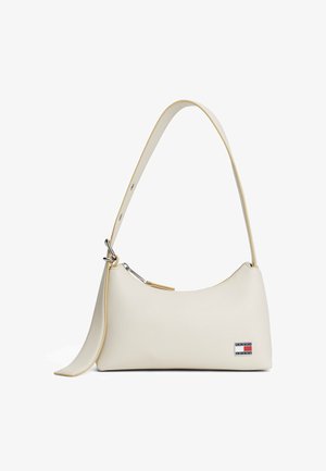 Sac bandoulière en cuir couleur crème avec une forme incurvée, une bandoulière amovible, des accessoires argentés et un petit logo.