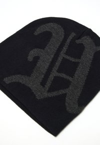 Gorro de punto negro con un gran diseño de logo gris. El material parece suave con una textura lisa. Estilo con dobladillo; construcción duradera.