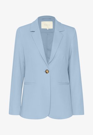 Blazer bleu clair avec une coupe ajustée, fermeture à un bouton marron, revers crantés, et deux poches avant. Texture du tissu lisse.
