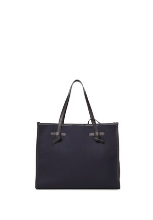 Bolso tote rectangular grande de color azul marino oscuro con asas delgadas de cuero negro y ribete, mostrado sobre un fondo blanco.
