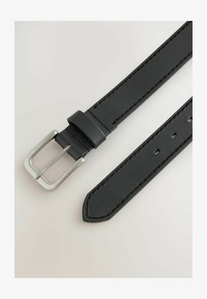 Cinturón de cuero negro con hebilla de metal plateada, con costuras uniformes y extremo puntiagudo. Textura suave, diseño minimalista y agujeros ajustables.