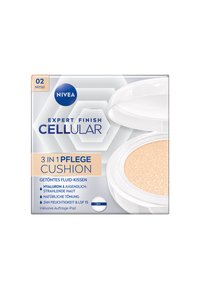 NIVEA Expert Finish Cellular 3-in-1 Cushion-Compact mit hellbeigem Kissen. Weiße Plastikhülle mit blauen und orangefarbenen Texten, hexagonales Design.