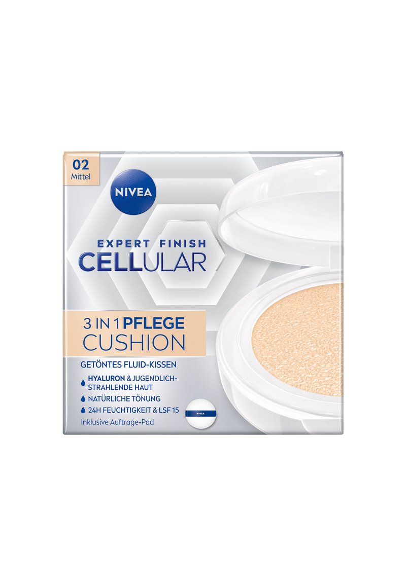 NIVEA Expert Finish Cellular 3-in-1 Cushion-Compact mit hellbeigem Kissen. Weiße Plastikhülle mit blauen und orangefarbenen Texten, hexagonales Design.