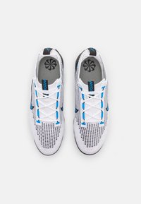 Nät-sneakers i vitt med svarta accenter, med blå snören och varumärkesdesign, texturerad yta och en vadderad suldesign.