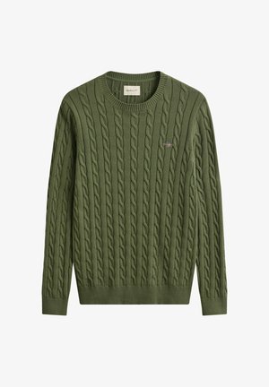 Olivengroene kabelgebreide trui met ronde hals, voorzien van geribbelde manchetten en zoom, met een klein geborduurd logo op de linkerborst.