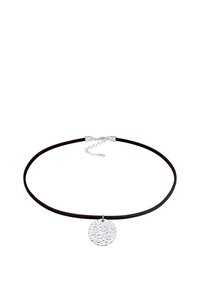 Zwarte suède choker ketting met een ronde, gestructureerde zilveren hanger. Eenvoudig ontwerp met verstelbare kettingsluiting.