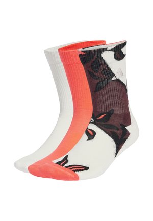 Drie paar sokken tot halverwege de kuit: één wit, één koraal en één wit met zwarte en koraalroze bloemenpatronen.