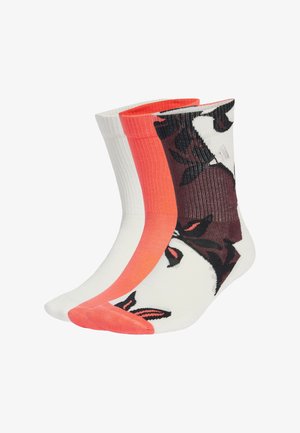 Trzy pary skarpetek do połowy łydki: jedna biała, jedna koralowa oraz jedna biała z czarno-koralowymi kwiatowymi wzorami.