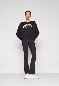 DKNY VARSITY PUFF LOGO SLEEVE - Sweatshirt - black/oat